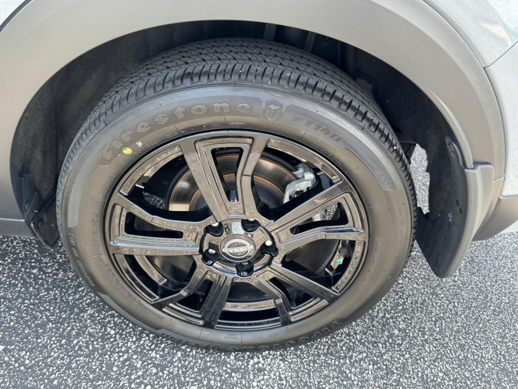 Nissan Kicks Vehicle Full-screen Gallery Image 07