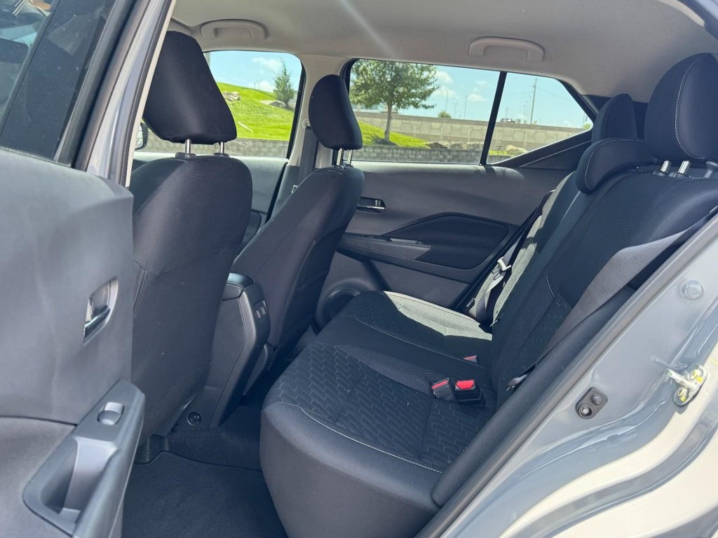 Nissan Kicks Vehicle Full-screen Gallery Image 10