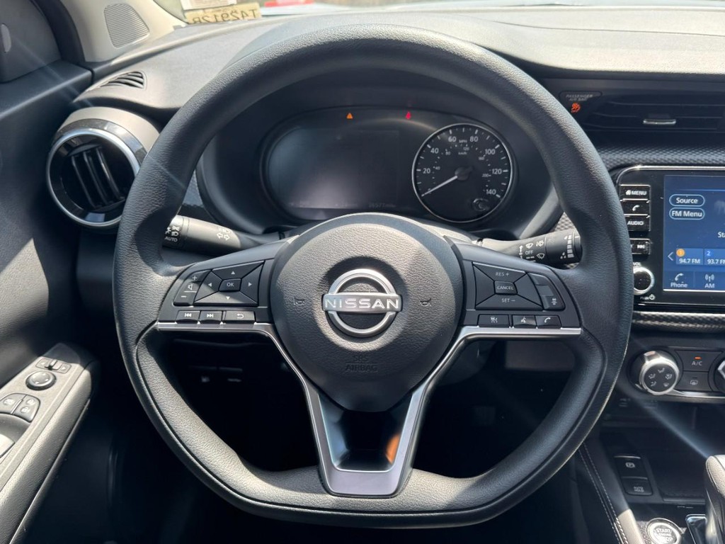 Nissan Kicks Vehicle Full-screen Gallery Image 12