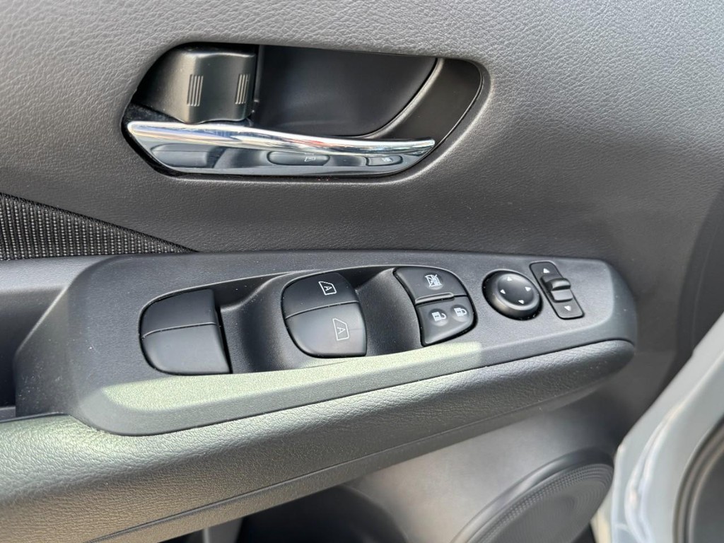 Nissan Kicks Vehicle Full-screen Gallery Image 15