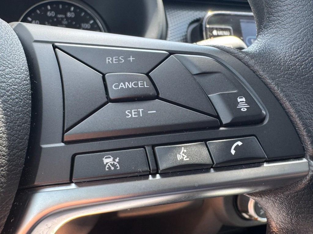 Nissan Kicks Vehicle Full-screen Gallery Image 17