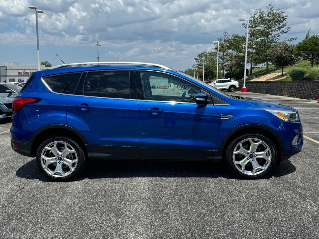 Ford Escape Vehicle Full-screen Gallery Image 02