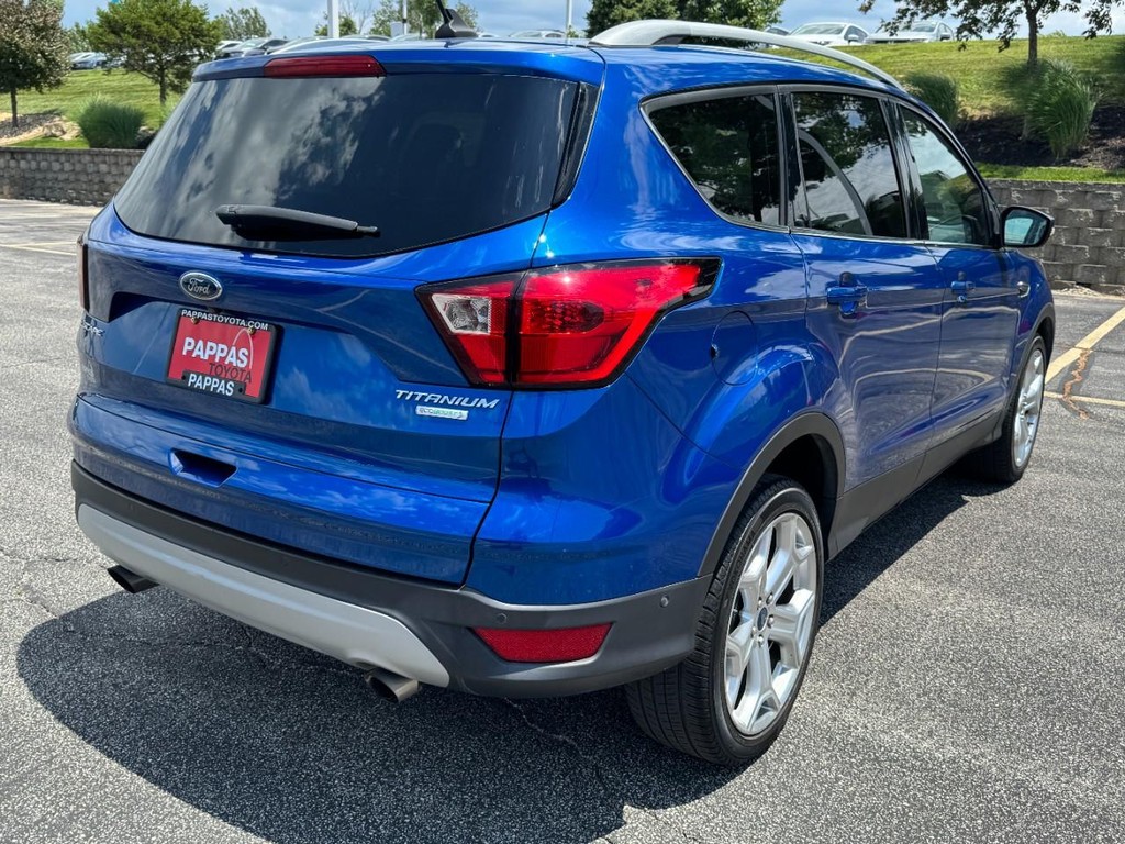 Ford Escape Vehicle Full-screen Gallery Image 03