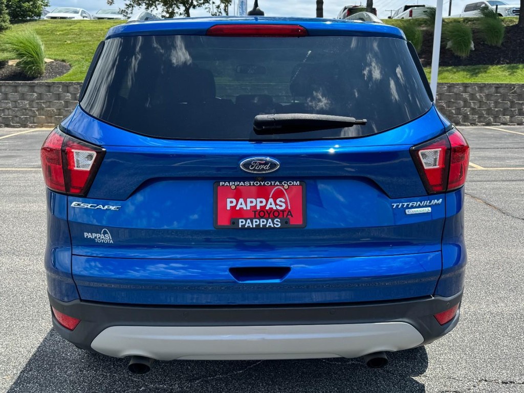 Ford Escape Vehicle Full-screen Gallery Image 04