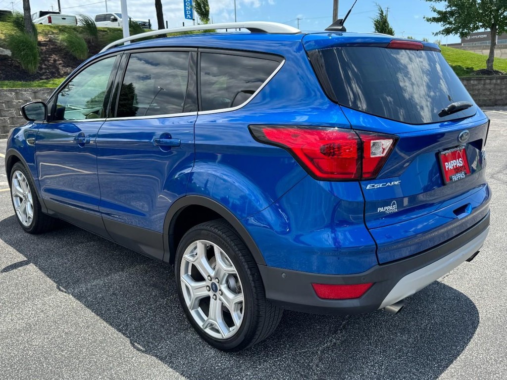 Ford Escape Vehicle Full-screen Gallery Image 05