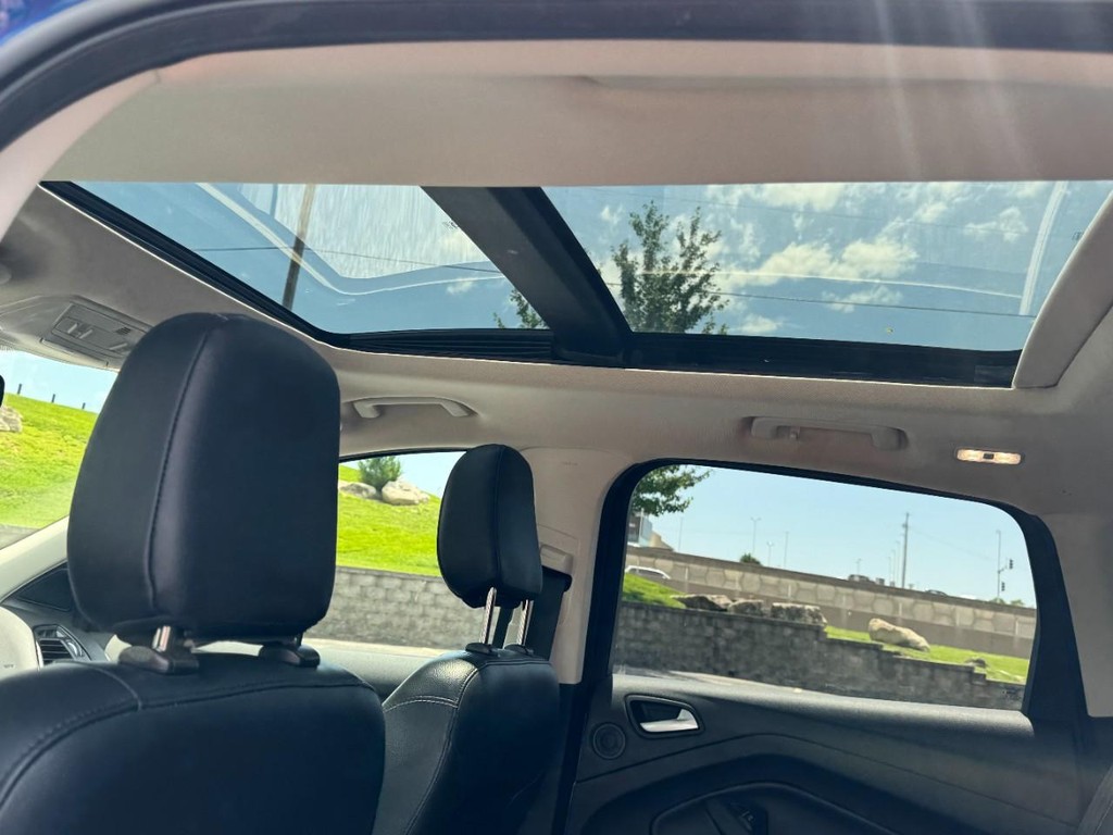 Ford Escape Vehicle Full-screen Gallery Image 11