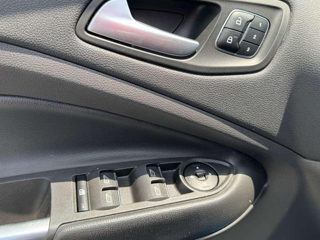 Ford Escape Vehicle Full-screen Gallery Image 16