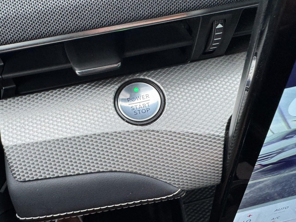 Ford Mustang Mach-E Vehicle Full-screen Gallery Image 21