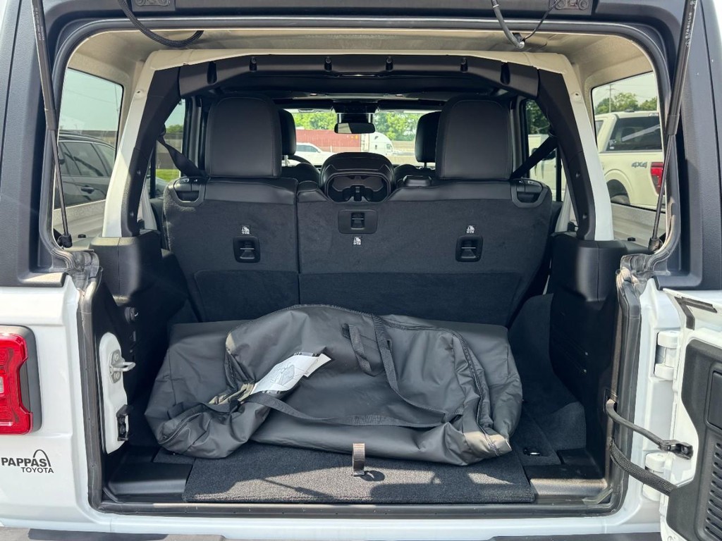 Jeep Wrangler Vehicle Full-screen Gallery Image 06