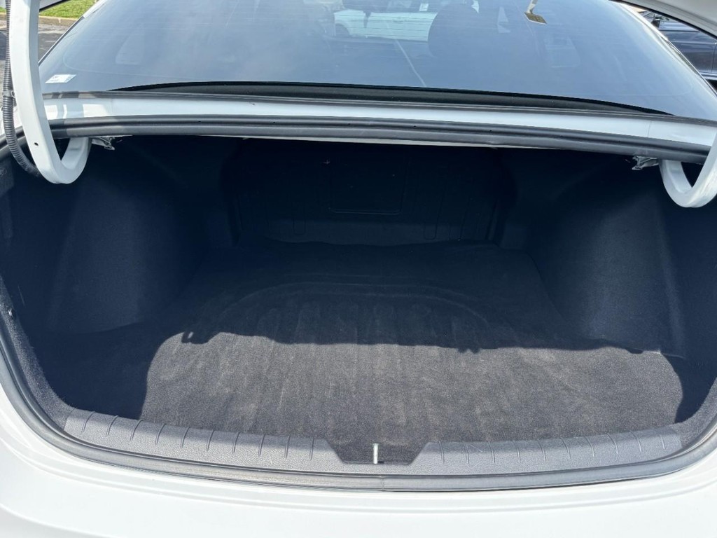Kia K5 Vehicle Full-screen Gallery Image 06