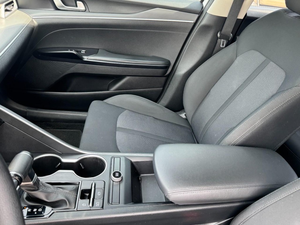 Kia K5 Vehicle Full-screen Gallery Image 13
