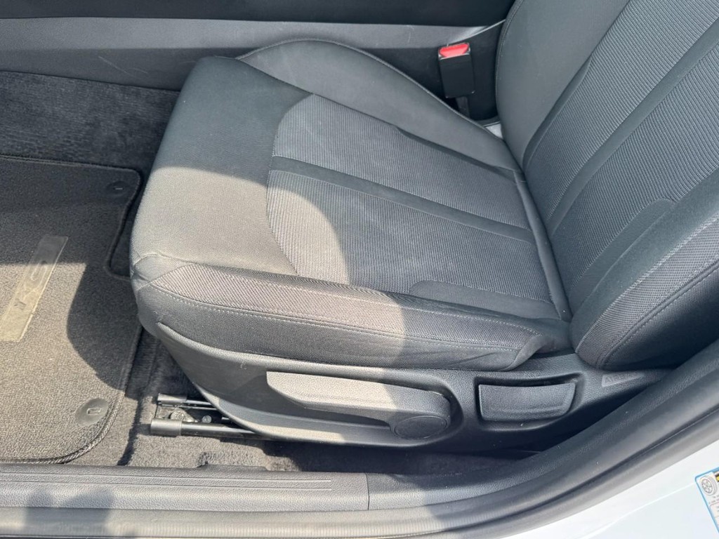 Kia K5 Vehicle Full-screen Gallery Image 14