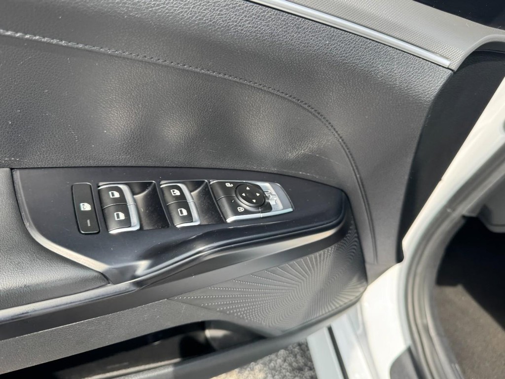 Kia K5 Vehicle Full-screen Gallery Image 15