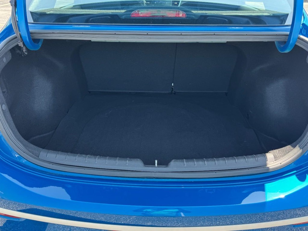 Kia Rio Vehicle Full-screen Gallery Image 06