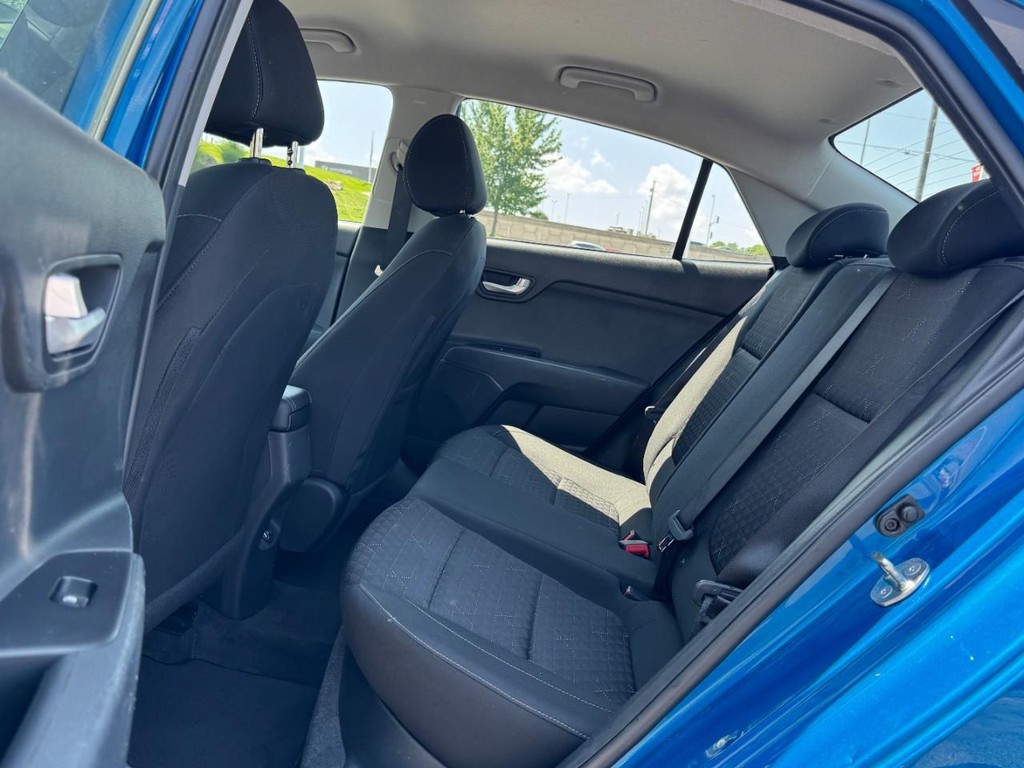 Kia Rio Vehicle Full-screen Gallery Image 10