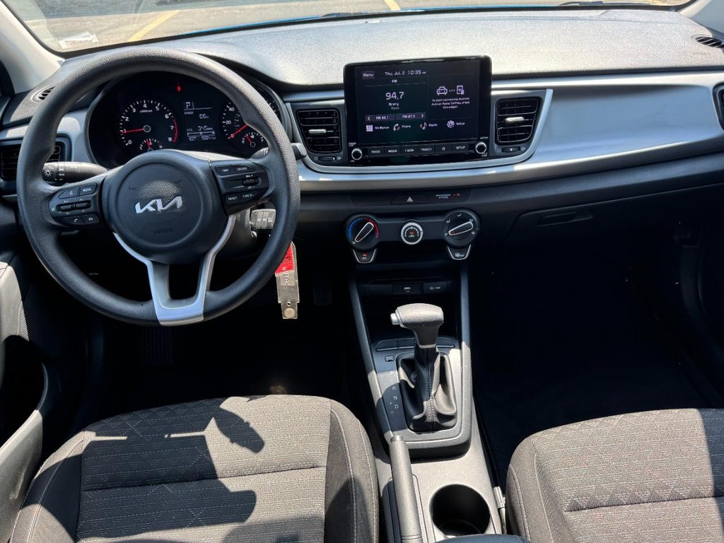 Kia Rio Vehicle Full-screen Gallery Image 11