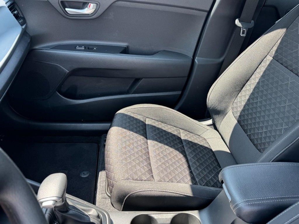 Kia Rio Vehicle Full-screen Gallery Image 13