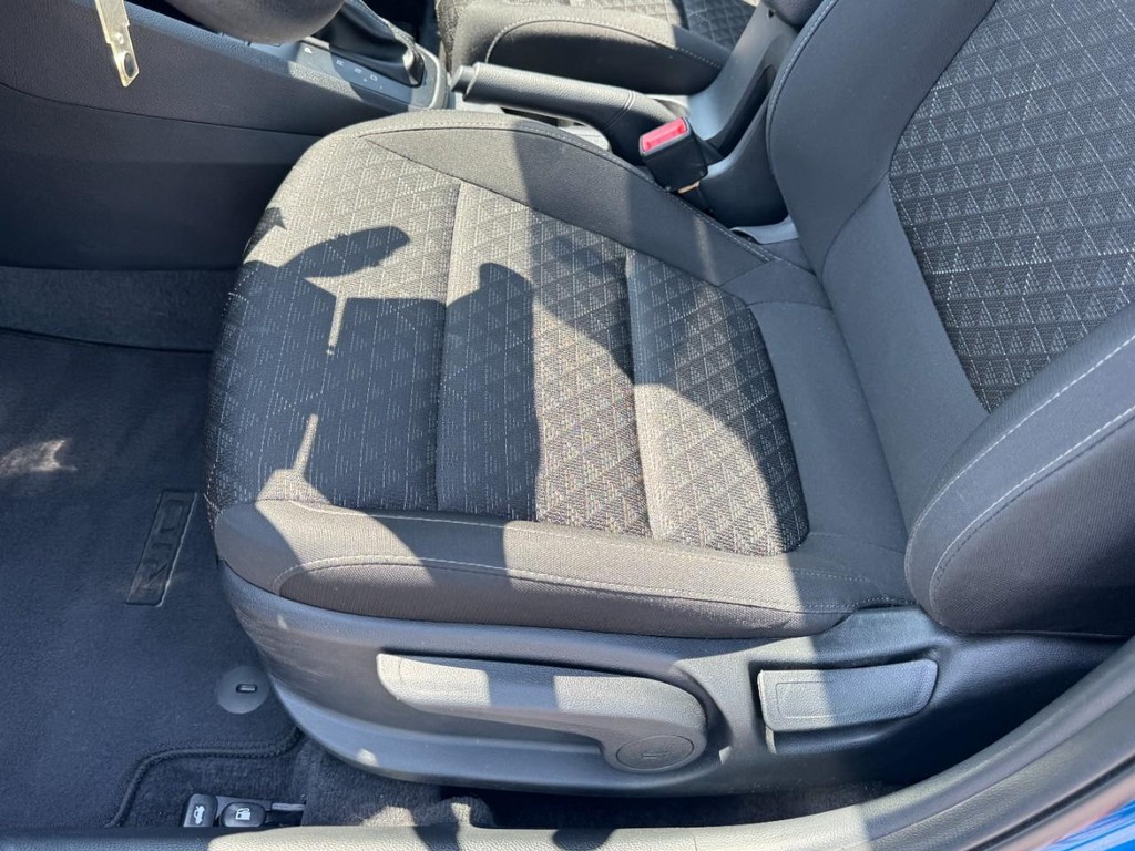 Kia Rio Vehicle Full-screen Gallery Image 14