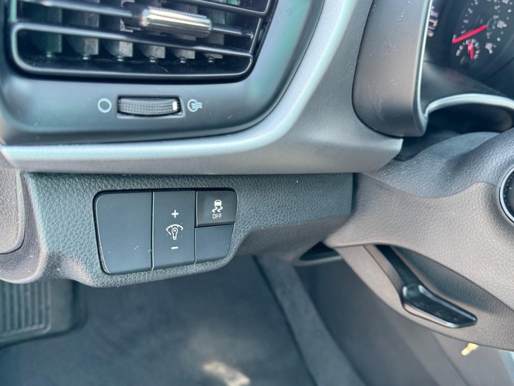 Kia Rio Vehicle Full-screen Gallery Image 16