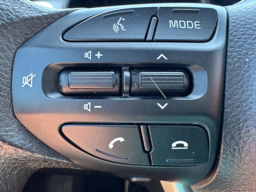Kia Rio Vehicle Full-screen Gallery Image 17