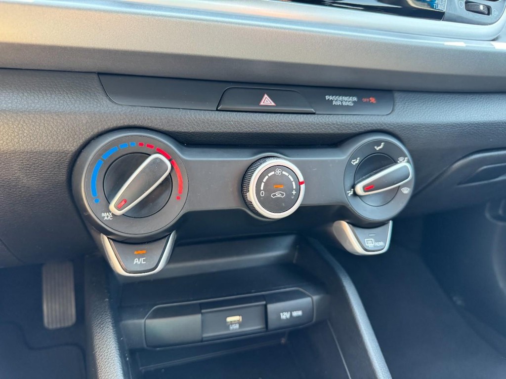 Kia Rio Vehicle Full-screen Gallery Image 19