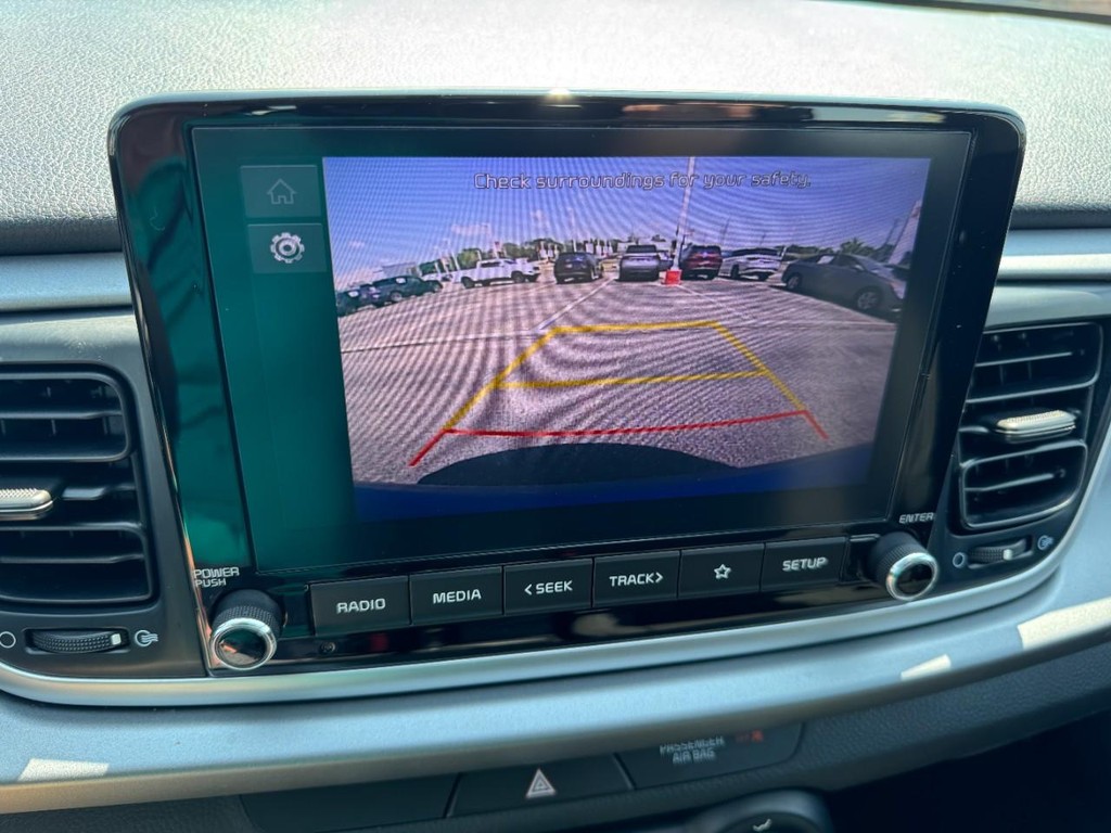 Kia Rio Vehicle Full-screen Gallery Image 21