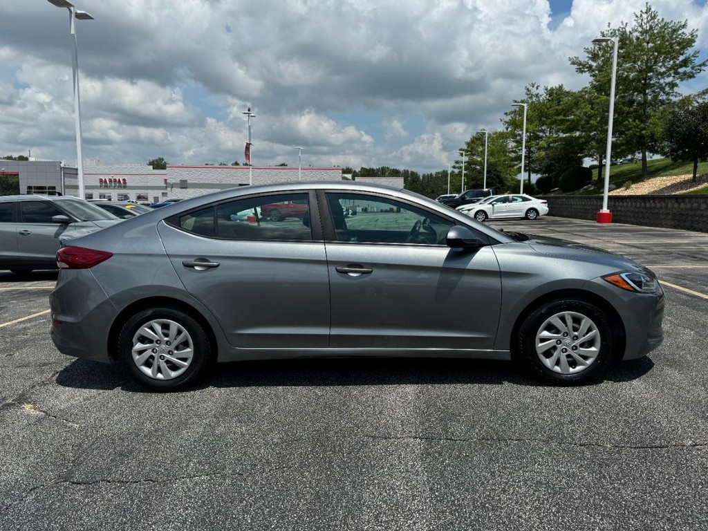 Hyundai Elantra Vehicle Full-screen Gallery Image 02
