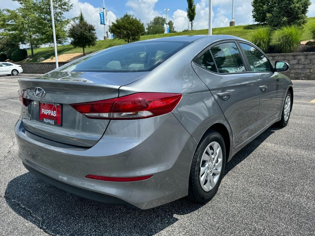 Hyundai Elantra Vehicle Full-screen Gallery Image 03