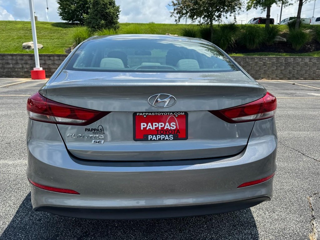 Hyundai Elantra Vehicle Full-screen Gallery Image 04