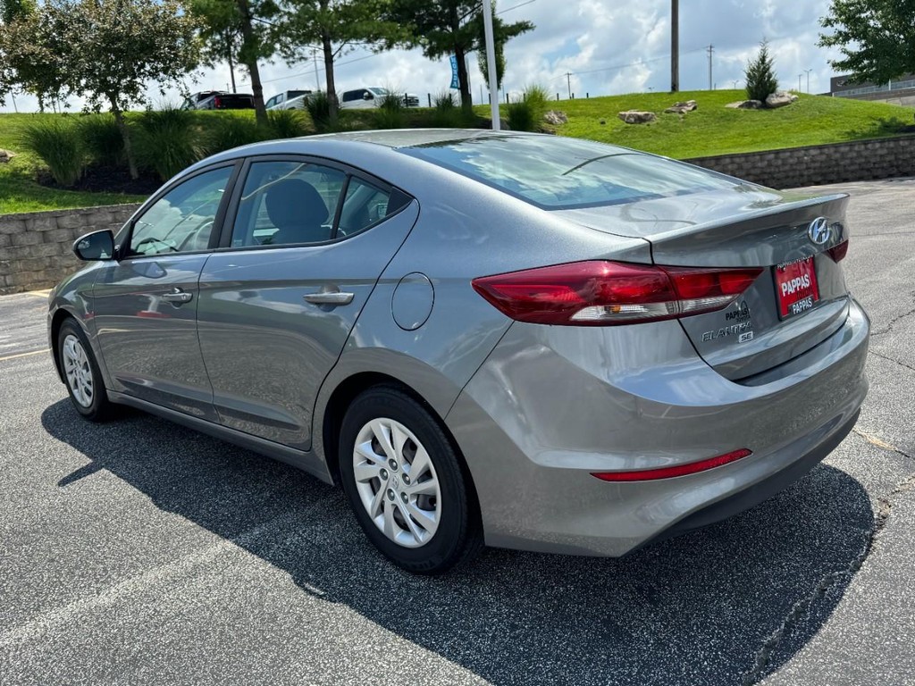 Hyundai Elantra Vehicle Full-screen Gallery Image 05