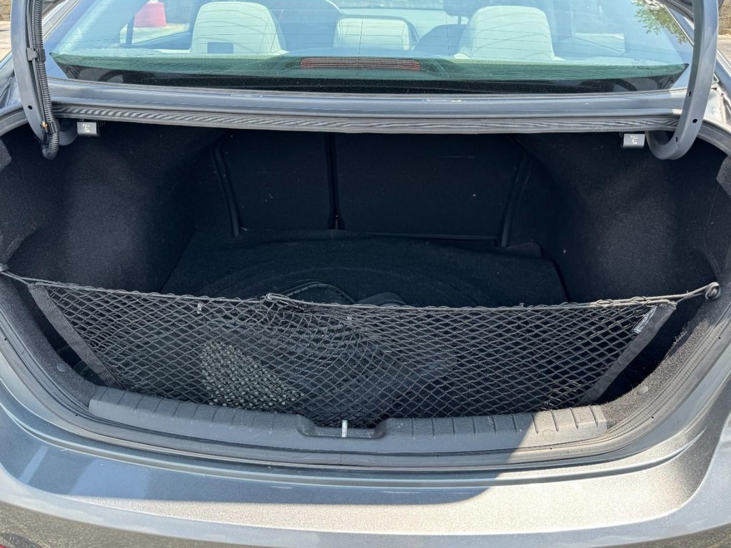 Hyundai Elantra Vehicle Full-screen Gallery Image 06