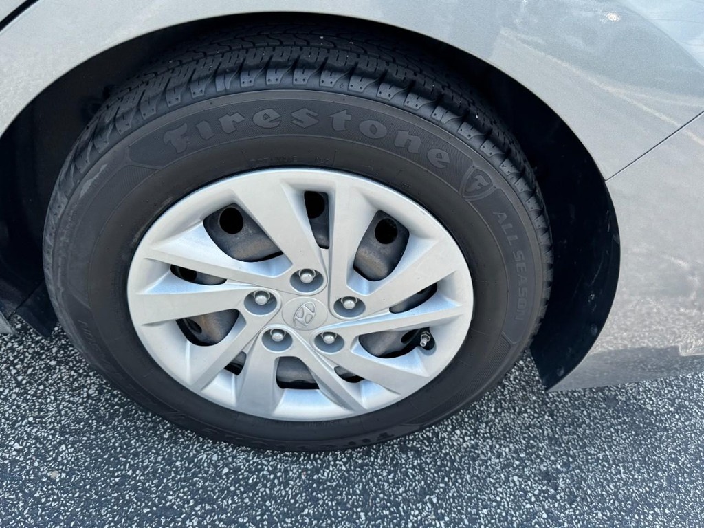 Hyundai Elantra Vehicle Full-screen Gallery Image 07