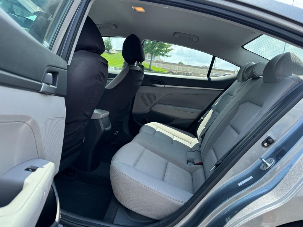 Hyundai Elantra Vehicle Full-screen Gallery Image 10