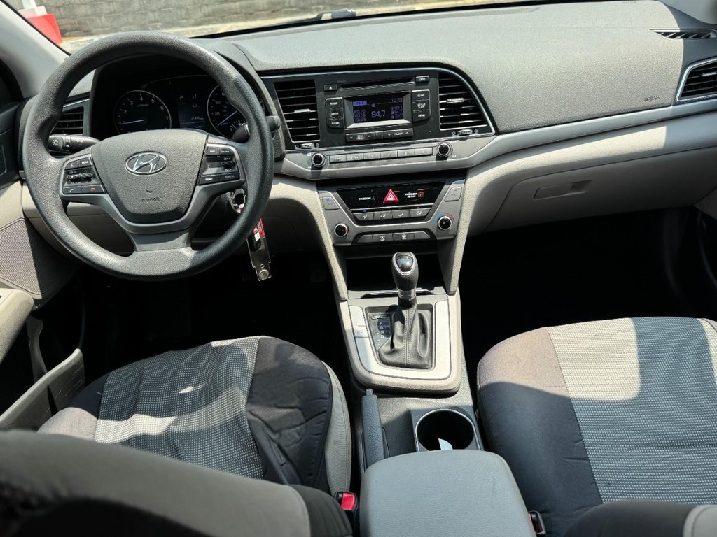 Hyundai Elantra Vehicle Full-screen Gallery Image 11