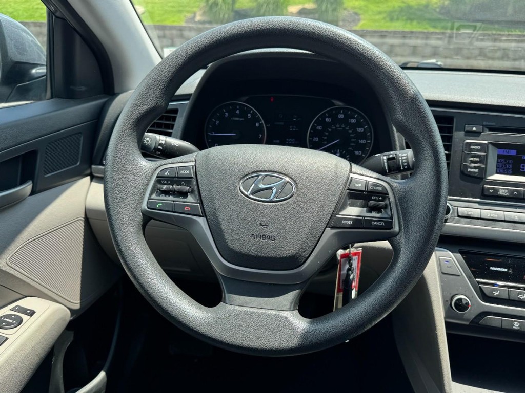 Hyundai Elantra Vehicle Full-screen Gallery Image 12