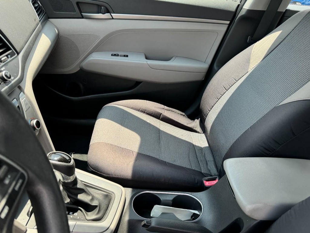Hyundai Elantra Vehicle Full-screen Gallery Image 13