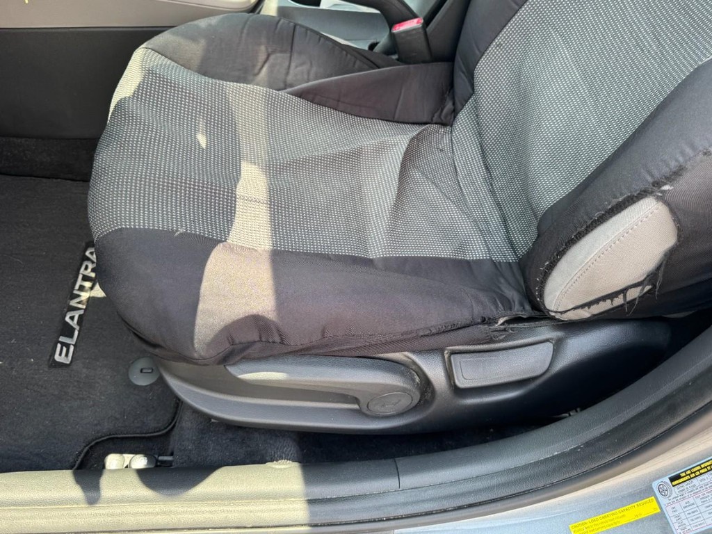 Hyundai Elantra Vehicle Full-screen Gallery Image 14