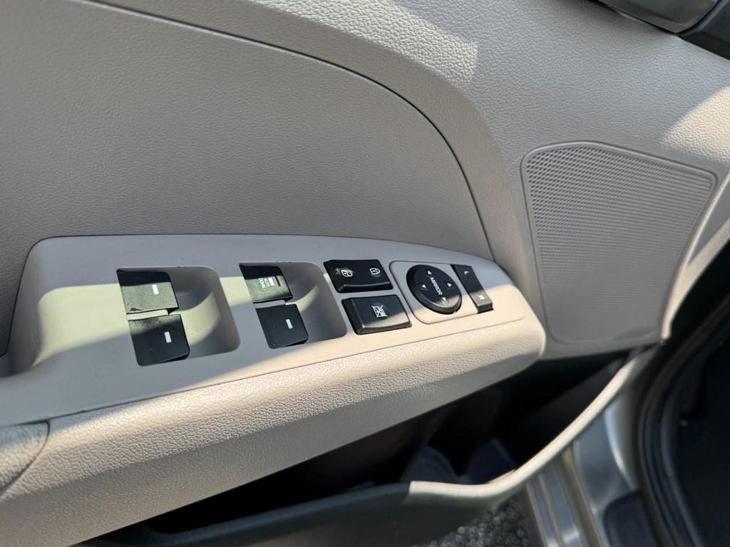 Hyundai Elantra Vehicle Full-screen Gallery Image 15