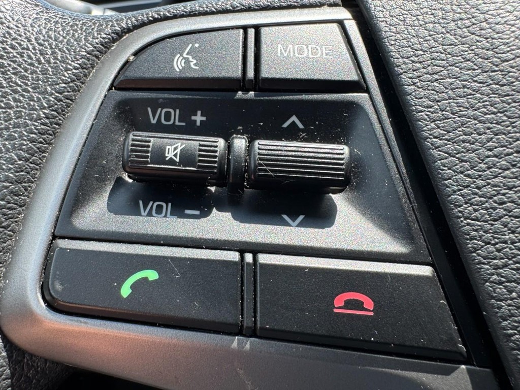 Hyundai Elantra Vehicle Full-screen Gallery Image 16