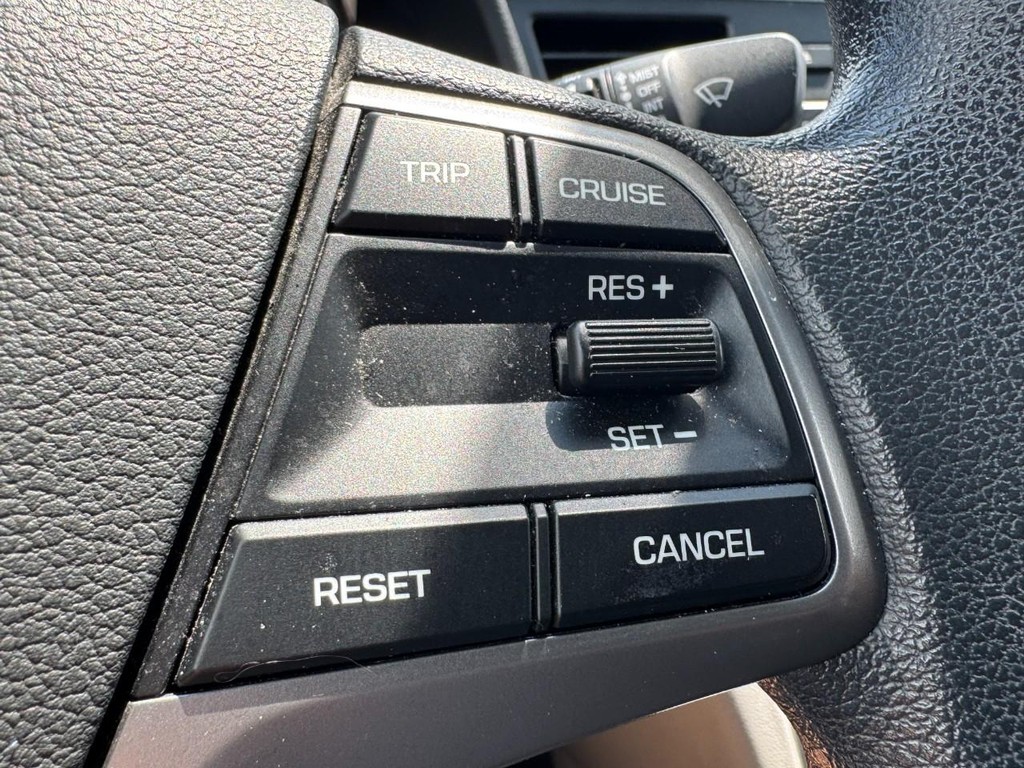 Hyundai Elantra Vehicle Full-screen Gallery Image 17