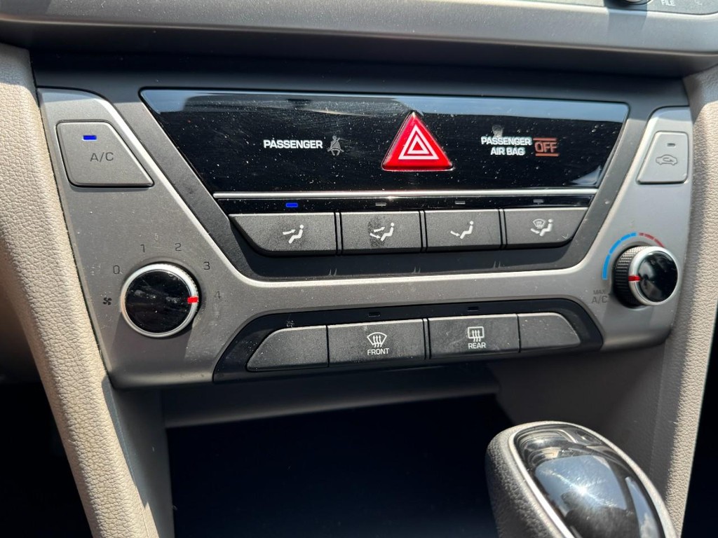 Hyundai Elantra Vehicle Full-screen Gallery Image 18