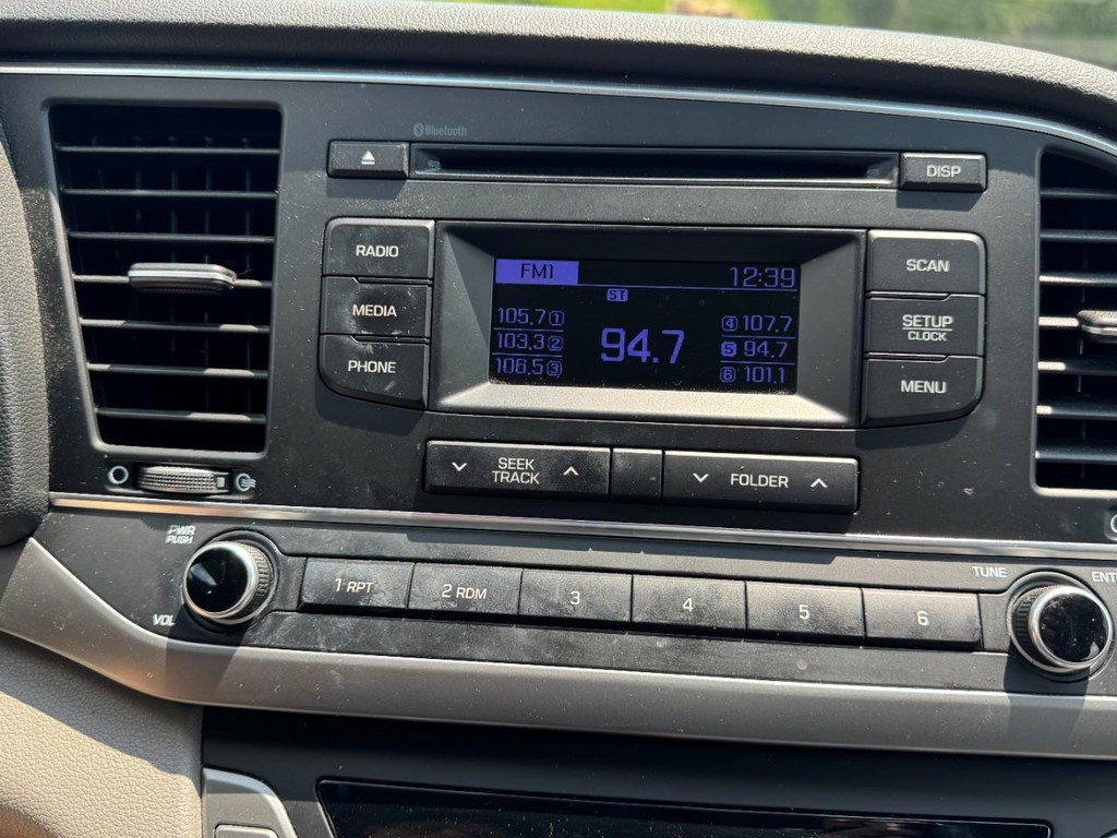 Hyundai Elantra Vehicle Full-screen Gallery Image 19