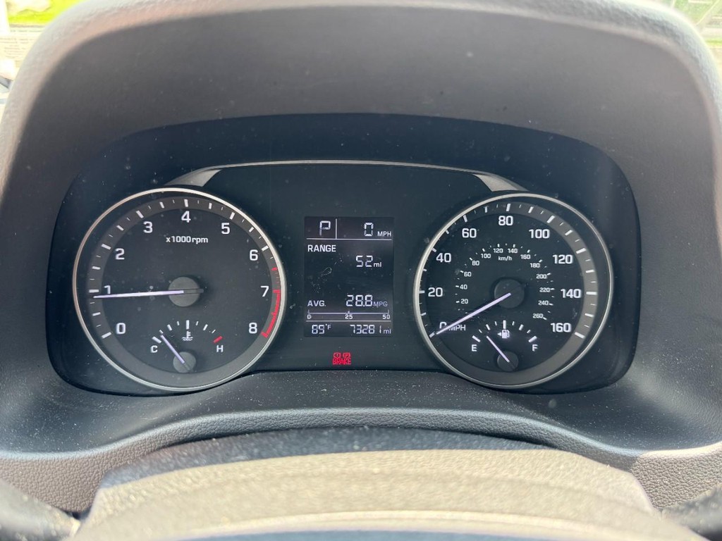 Hyundai Elantra Vehicle Full-screen Gallery Image 20