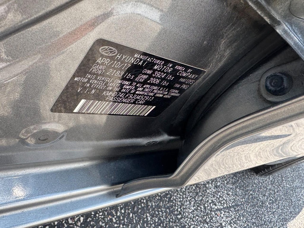 Hyundai Elantra Vehicle Full-screen Gallery Image 21