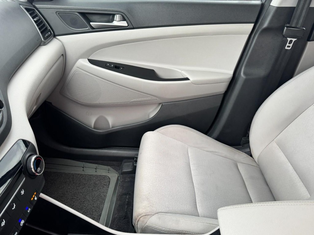 Hyundai Tucson Vehicle Full-screen Gallery Image 13