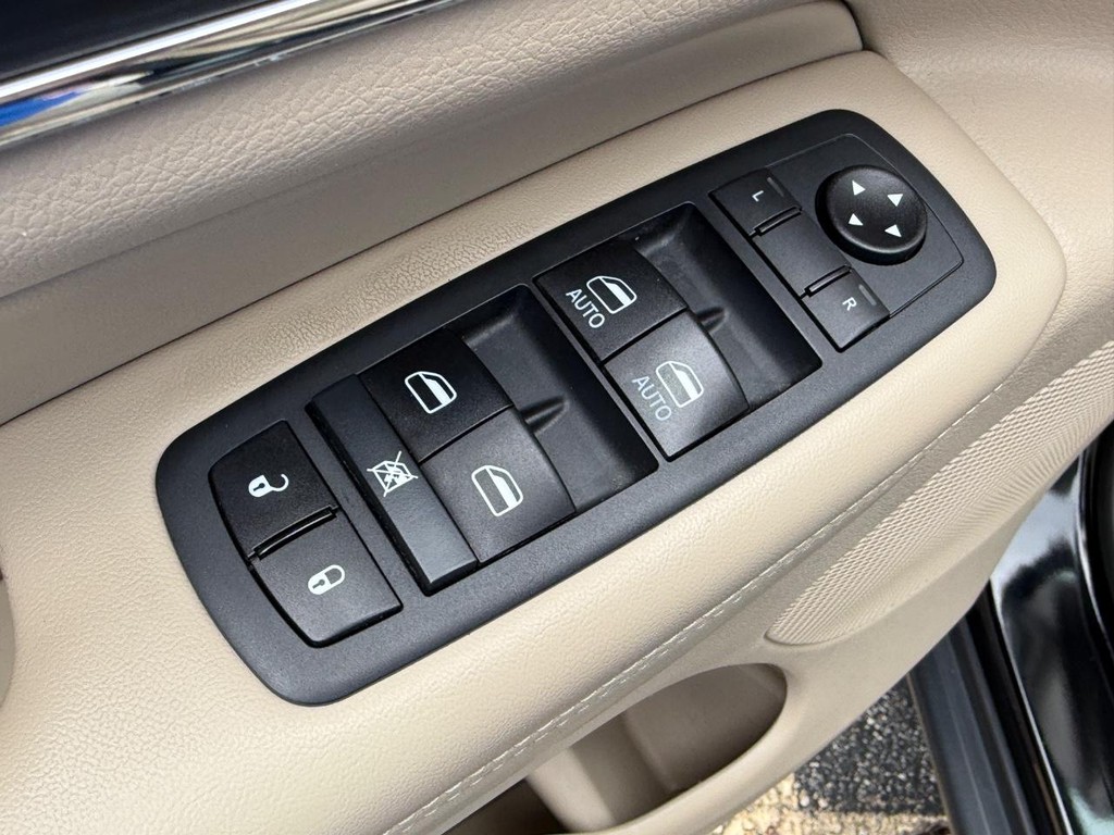 Jeep Grand Cherokee Vehicle Full-screen Gallery Image 16