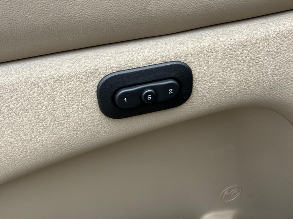Jeep Grand Cherokee Vehicle Full-screen Gallery Image 17