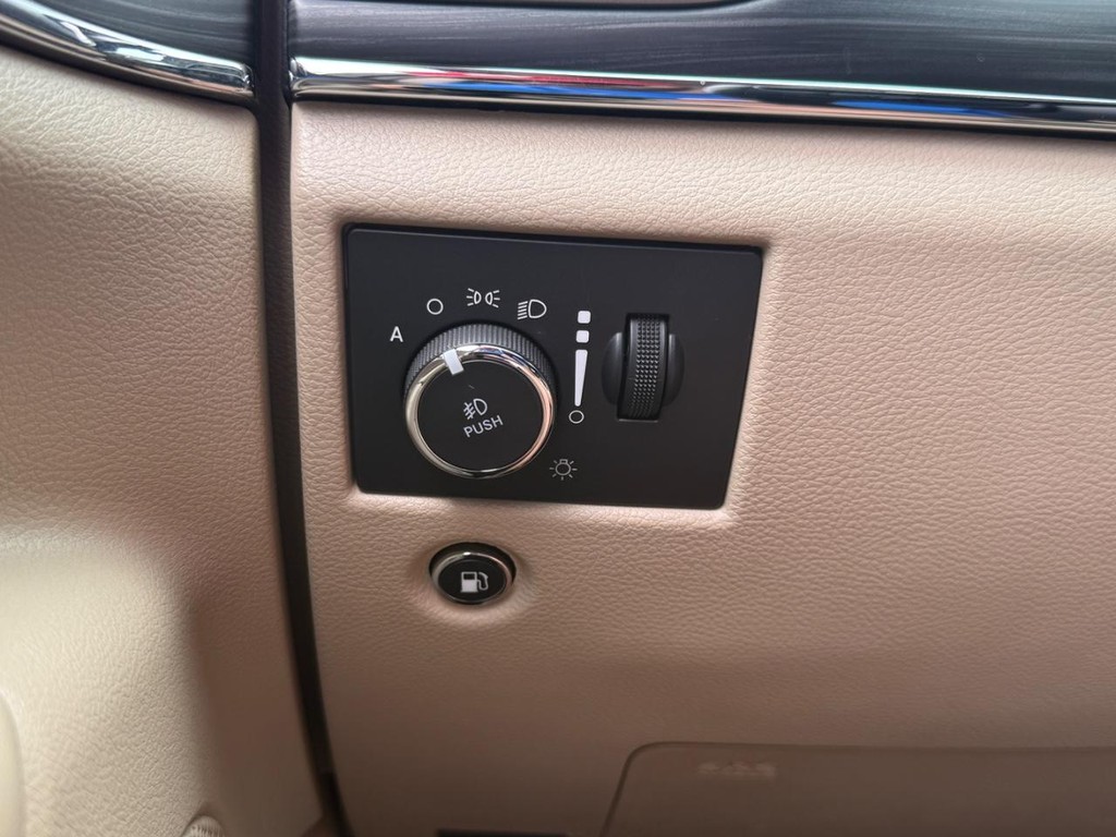 Jeep Grand Cherokee Vehicle Full-screen Gallery Image 19