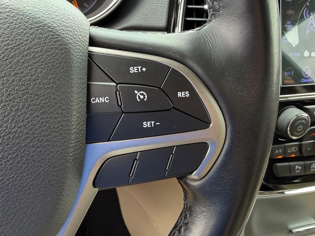 Jeep Grand Cherokee Vehicle Full-screen Gallery Image 21