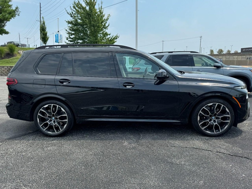 BMW X7 Vehicle Full-screen Gallery Image 02